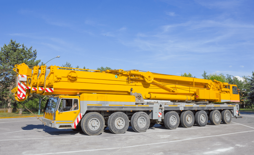 véhicule de transport avec grue